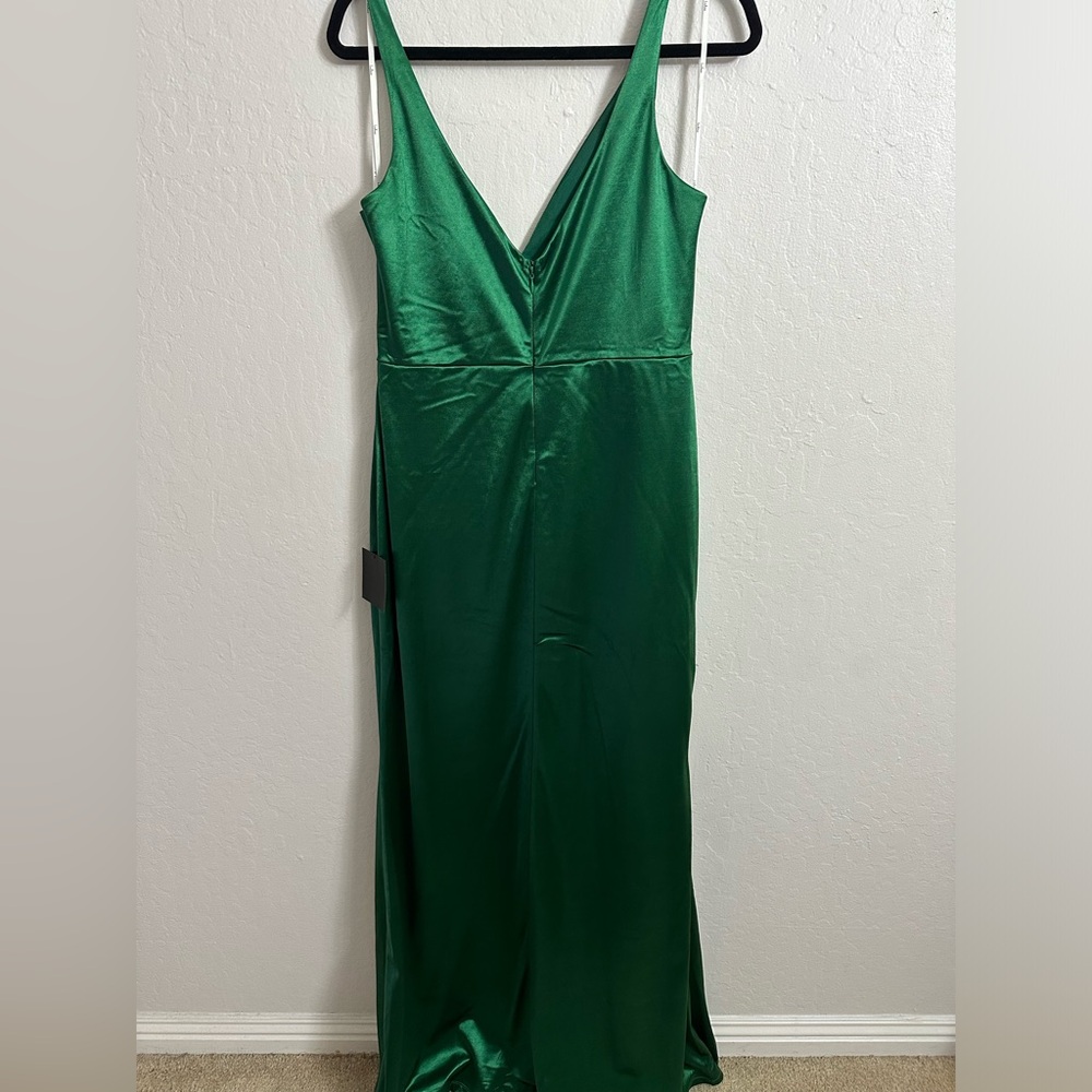 Lulu’s Long Green Satin Dress NWT - Picture 7 of 7